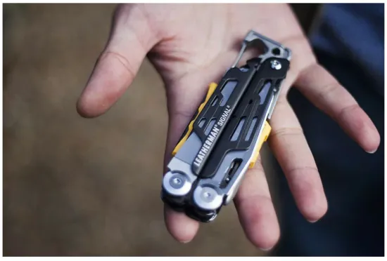 Мультитул пассатижи LEATHERMAN Signal (832265) с чехлом черный/желтый