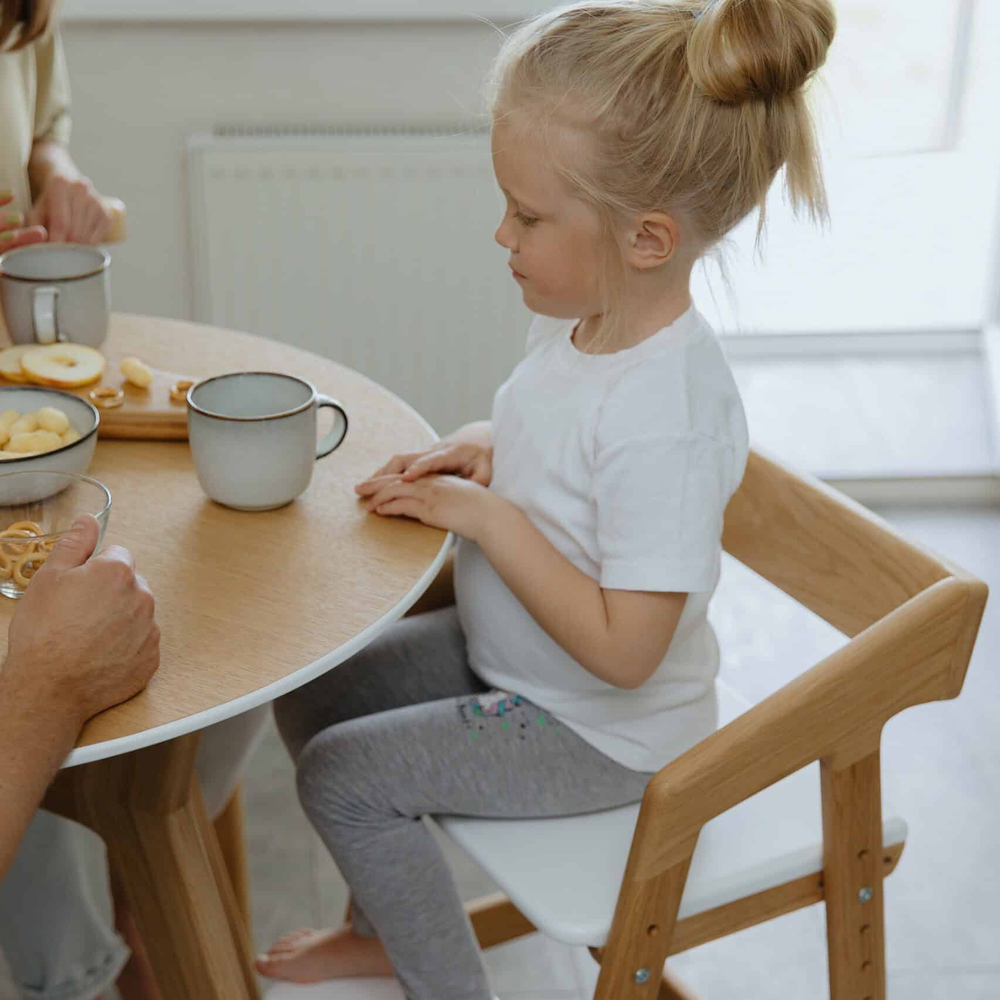 Растущий стул: натуральный дуб, белое сиденье