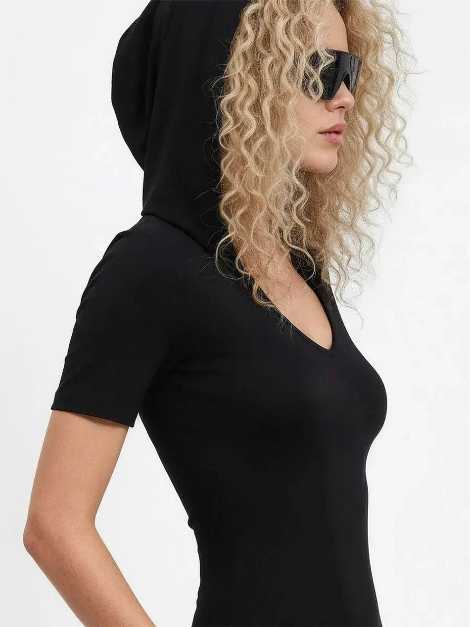 Платье с капюшоном