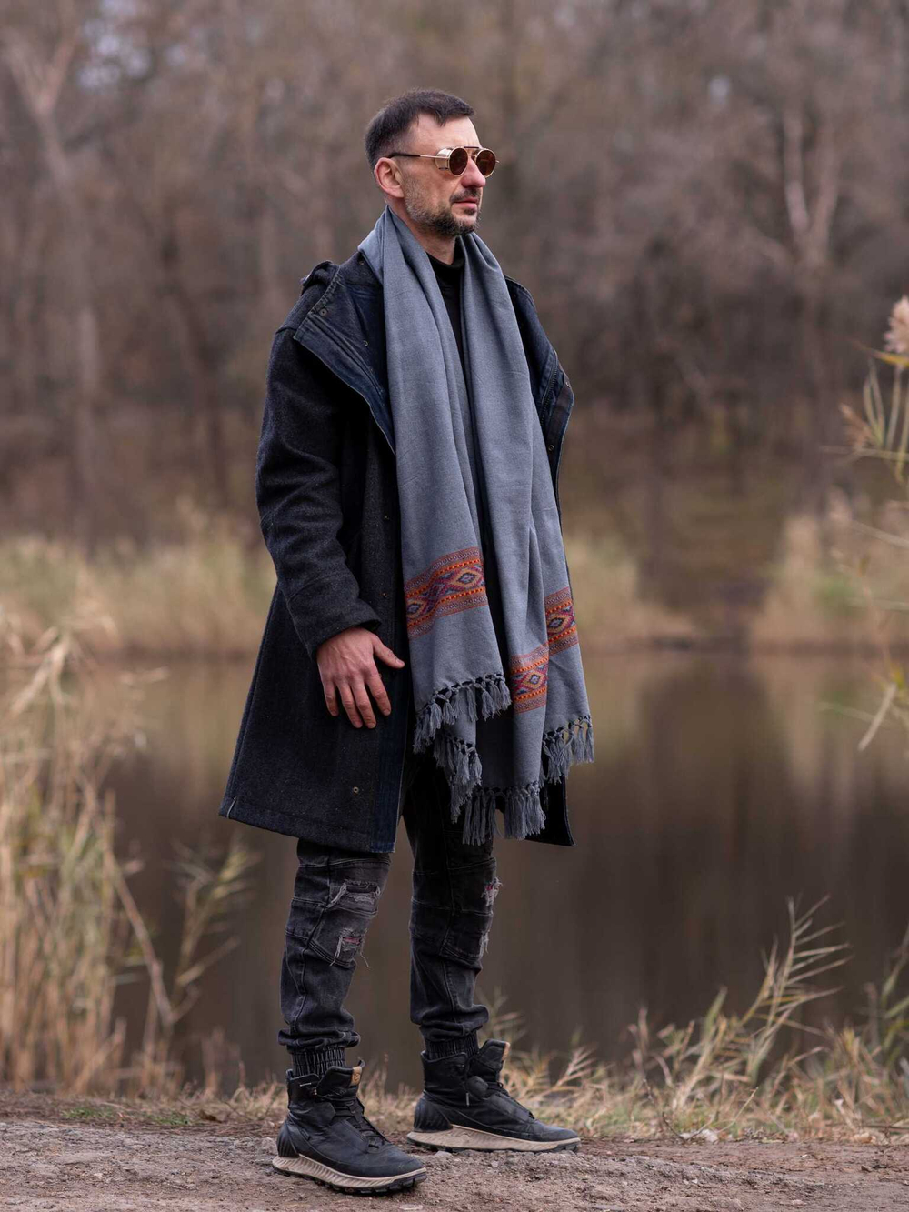 Шерстяной палантин с вышивкой