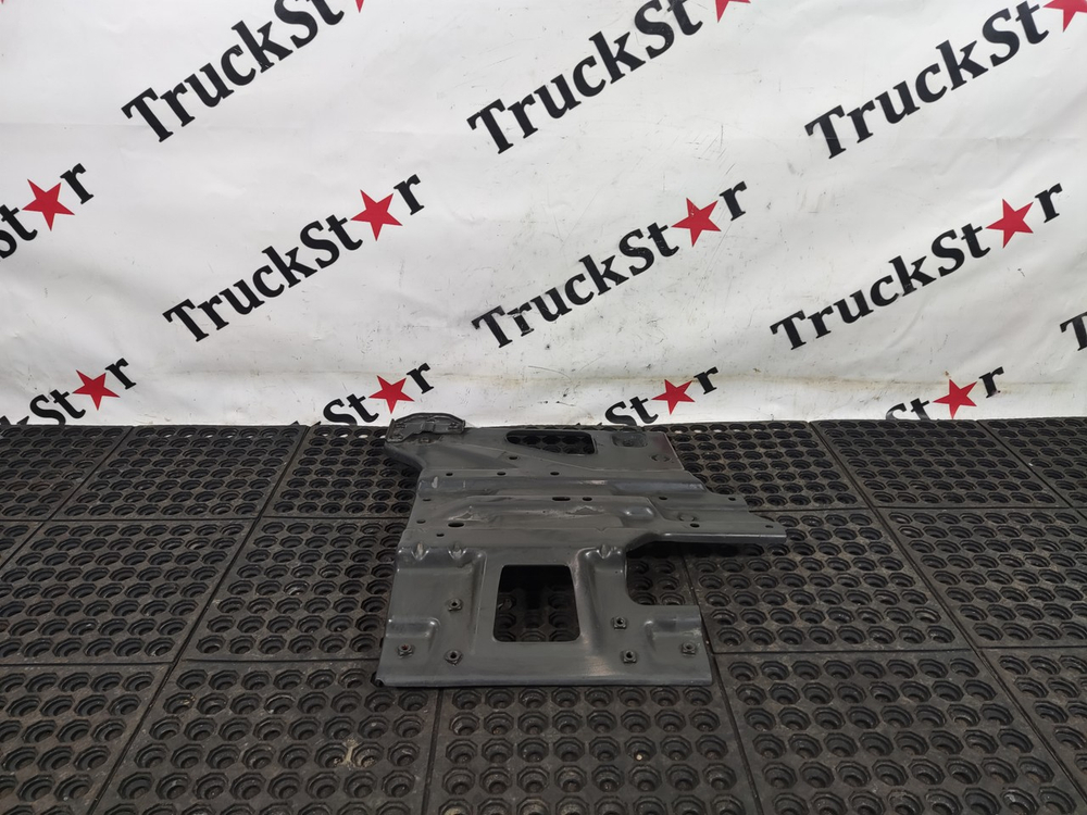 Кронштейн брызговика правого 2020г