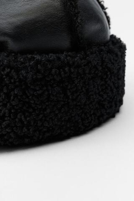 ZARA ШАПКА С ДЕТАЛЯМИ ИЗ ИСКУССТВЕННОЙ ОВЧИНЫ, ЧЕРНЫЙ