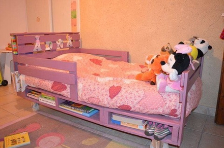 Кровать детская из поддонов 07