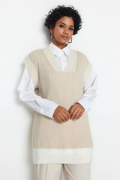 Свитер из трикотажа TCTAW24UV00000 Салоник с V-образным вырезом и цветными блоками из камня TCTAW24UV00000