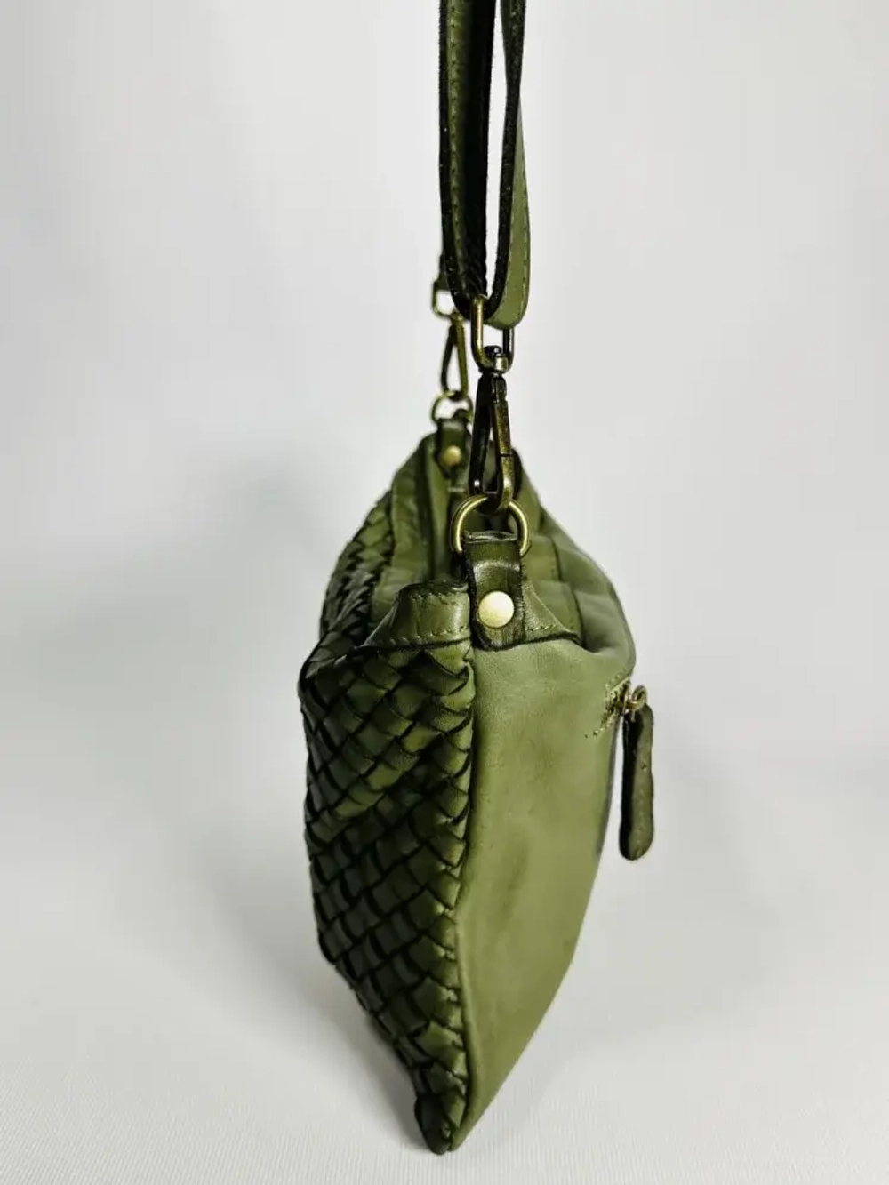 Женская сумка-клатч из натуральной кожи оливкового цвета