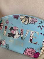 Новая косметичка и значок Disneyland Paris