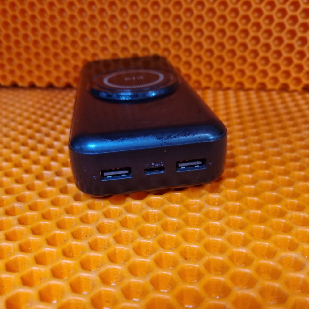 Портативный аккумулятор W006 30000 mAh с беспродной ЗУ
