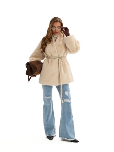 Бежевая шуба из эко-меха с поясом