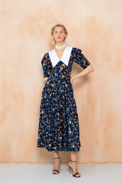 Платье с белым воротников