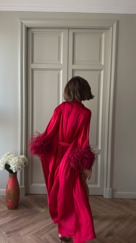 Халат в  Винном цвете  с натуральными перьями страуса