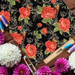 Ткань флис алые розы и их наброски на чёрном фоне