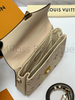 Сумка Pochette Metis Louis Vuitton кожаная бежевая с коричневыми узорами