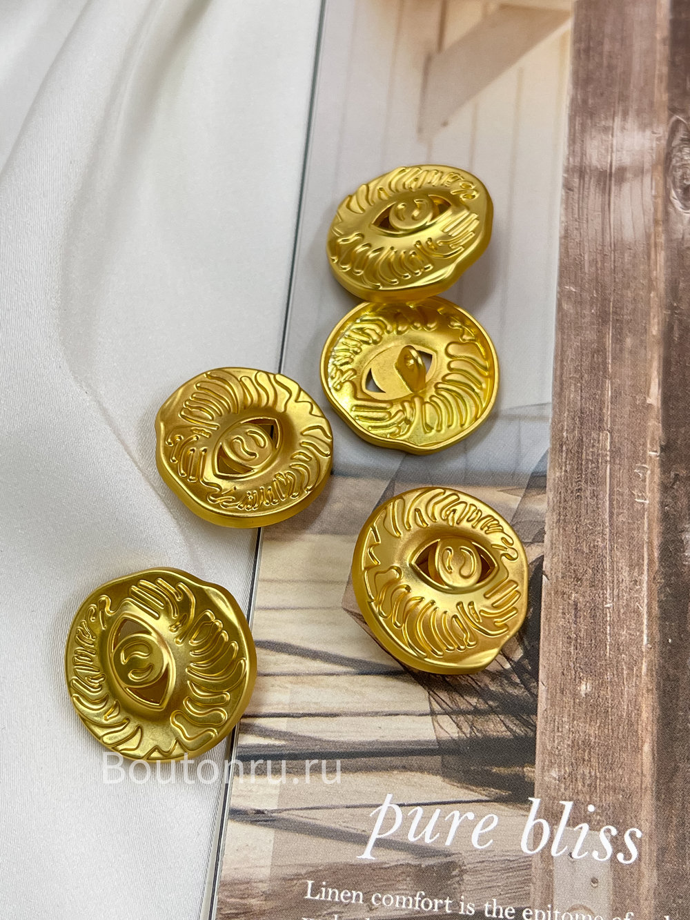 Пуговицы матовое золото "Глаза" Скиапар. с отверстием в центре