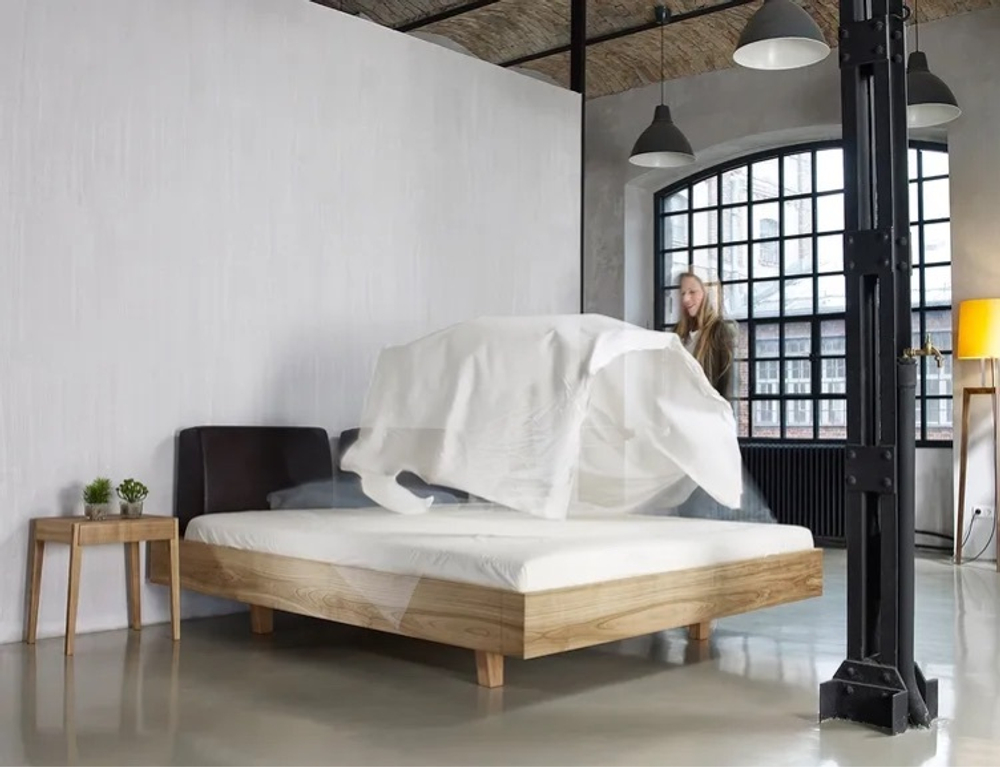 Кровать из массива дерева