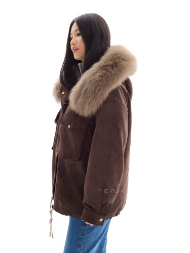 Объемная парка шоколадного цвета из замши с коричневым мехом