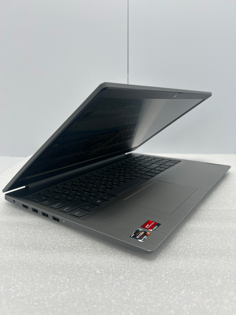 Ноутбук Lenovo 3-15ARE05 (81W40031RK) 15.6"/AMD Ryzen 3 4300U/RAM 8GB/SSD 256GB/AMD Radeon Graphics/1920x1080 IPS/WIndows 11/Подсветка кл-ры: нет/Цвет: серый. Состояние: B1