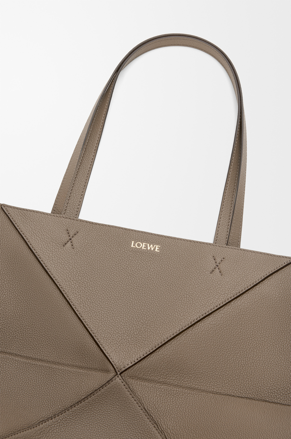 Loewe Большая сумка-тоут Puzzle Fold из мягкой зернистой телячьей кожи, серо-коричневый
