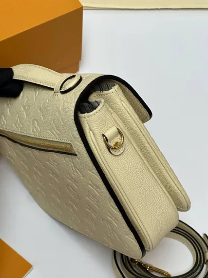 Сумка Louis Vuitton Pochette Metis кремовый
