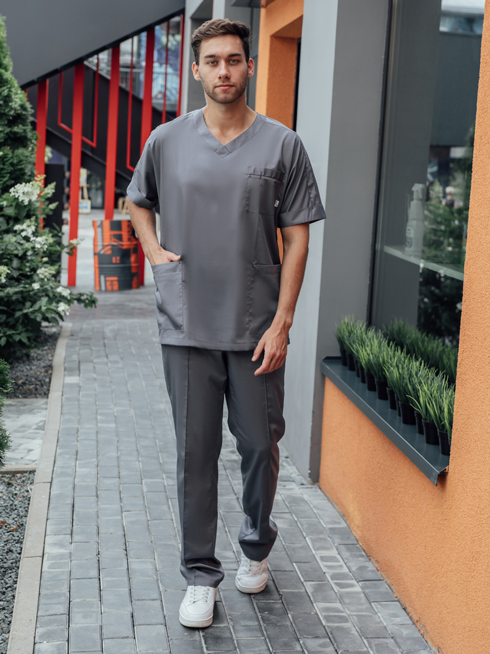 Медицинский мужской костюм темно-серого цвета