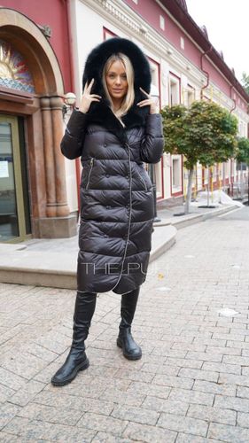 Черный длинный пуховик с декоративной молнией и меховой отделкой