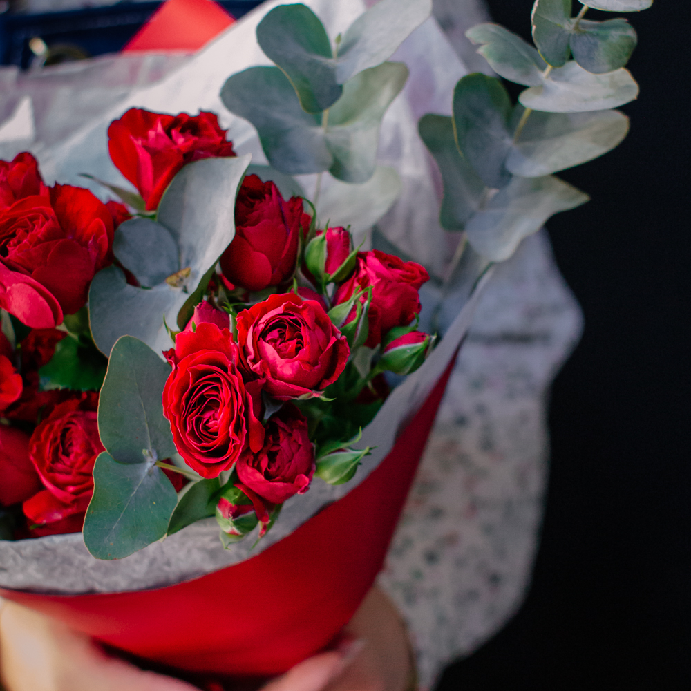 45. Страстный алый букет из кустовых роз и эвкалипта