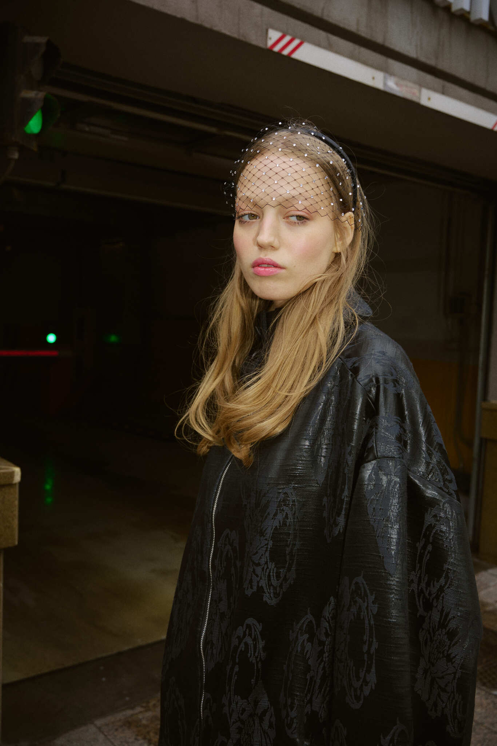 Укороченная вуаль с белыми камнями