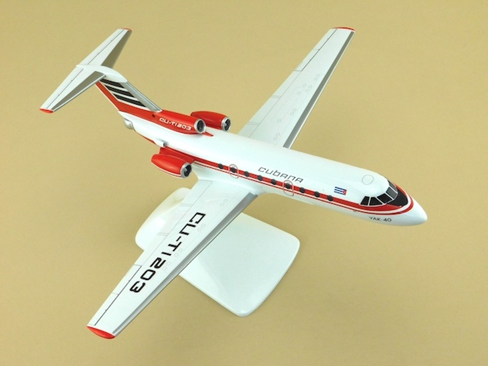 Модель самолета Як-40 (М1:72, Cubana)