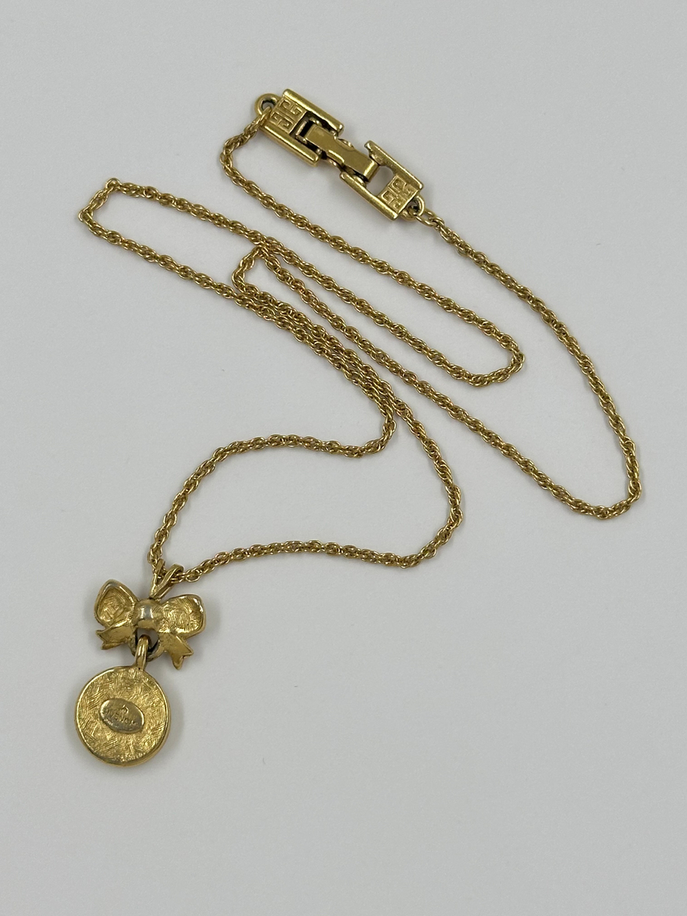 Кулон с лого и бантиком Givenchy