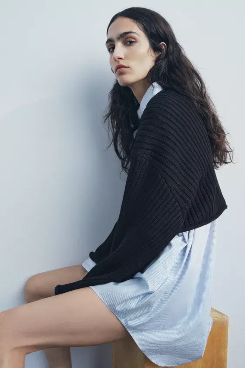 ZARA УКОРОЧЕННЫЙ СВИТЕР ИЗ РИФЛЕНОГО ТРИКОТАЖА, ЧЕРНЫЙ