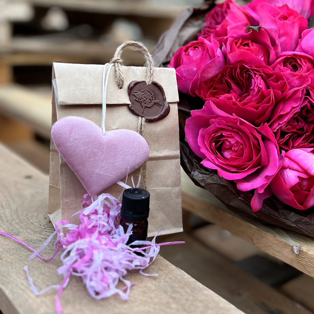 🌸 букет Рубиновый микс + эфирное масло Розы дамасской (Rosa × damascena) 1 мл (25 капель) — 8 марта у Феи