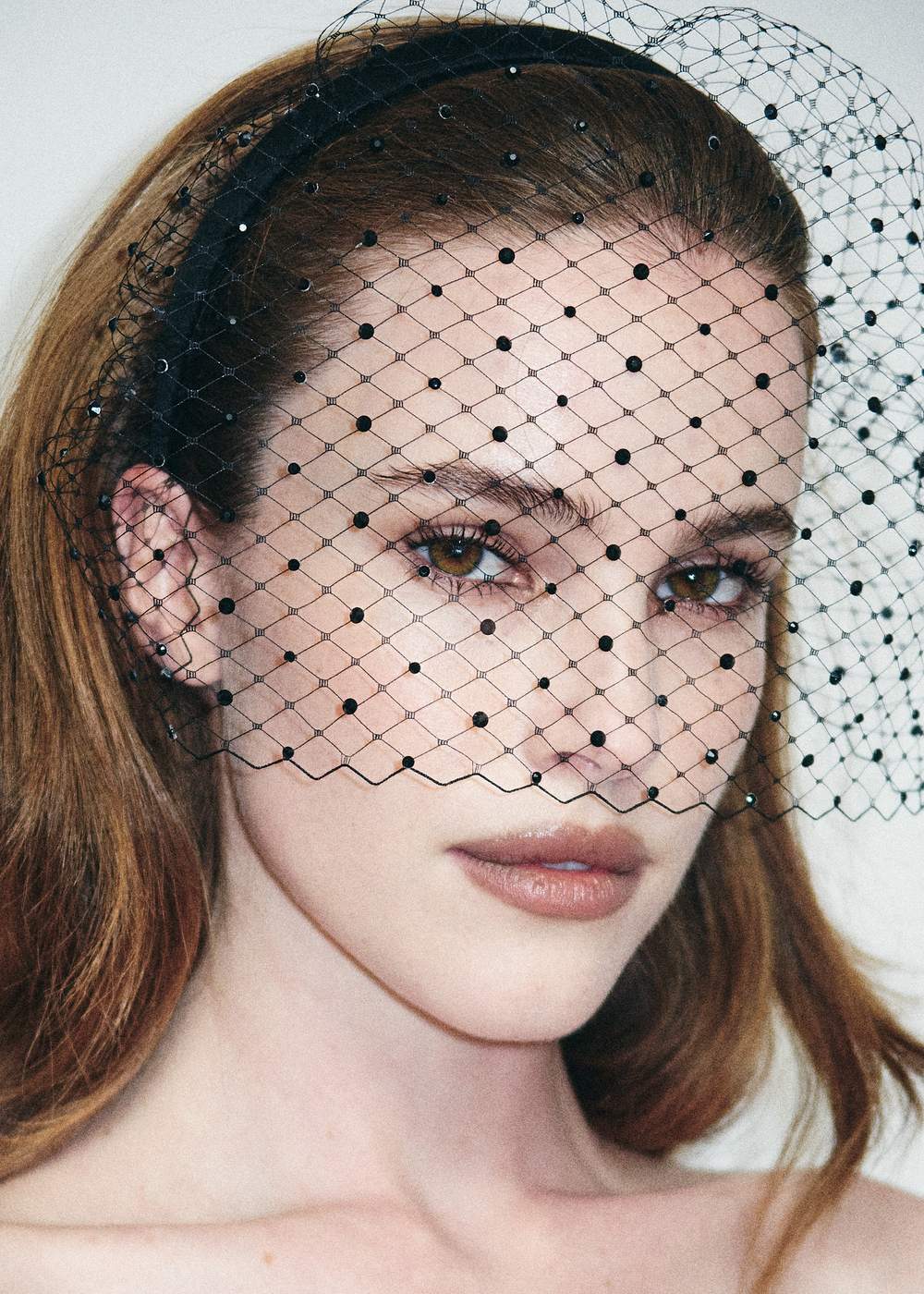 Вуаль на тонком ободке с декором