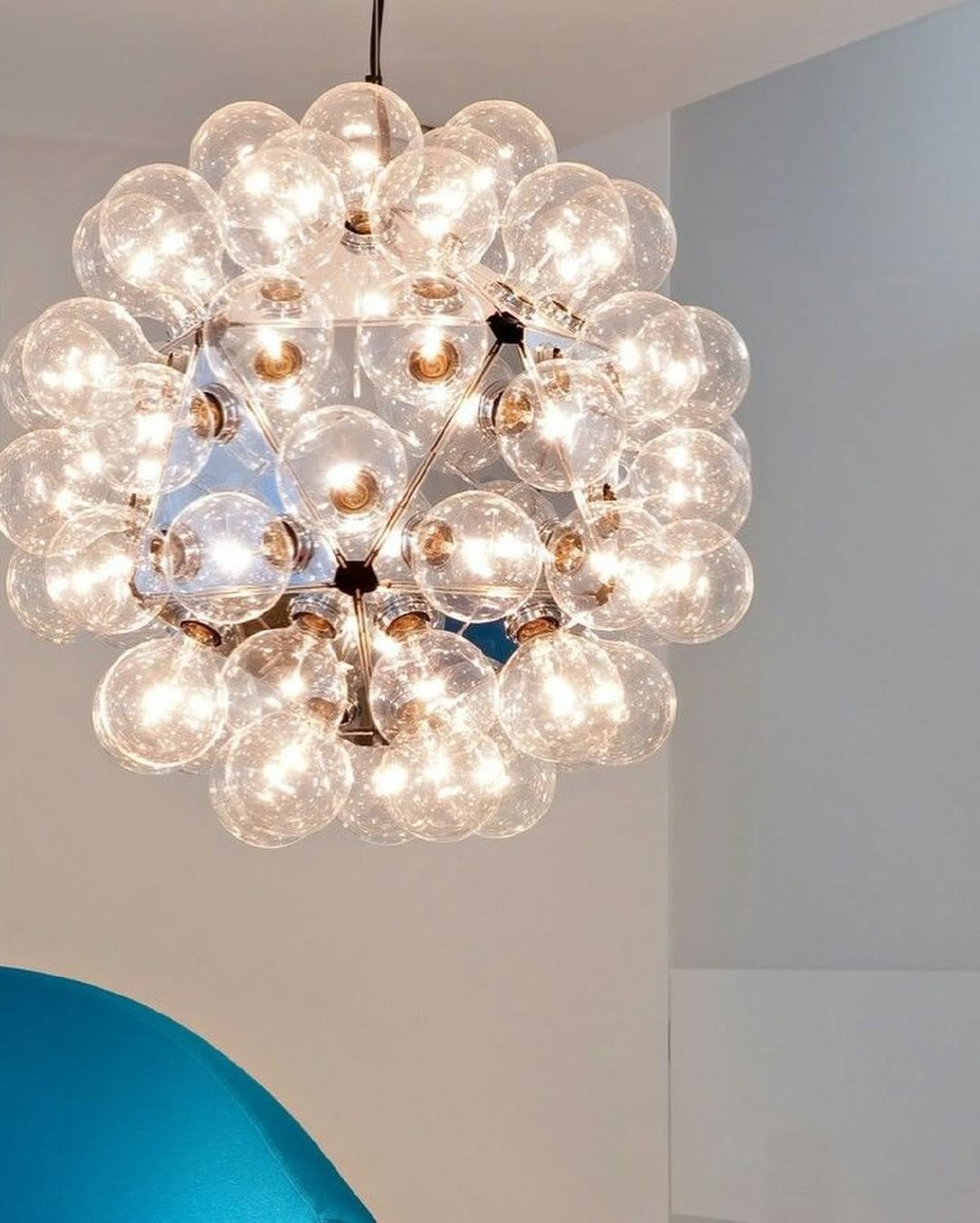 Эффектная дизайнерская люстра с прозрачными стеклянными плафонами в форме шаров ✨