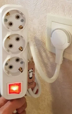 Удлинитель электрический с выключателем с плоской потайной вилкой 1 метр