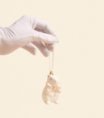 Елочная игрушка — Капибара в розовом бантике | Reveri