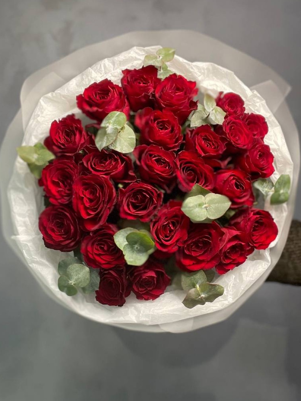 Букет 25 роз с эвкалиптом в оформление.