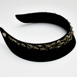 Кокошник с вышивкой из камней и золотых нитей