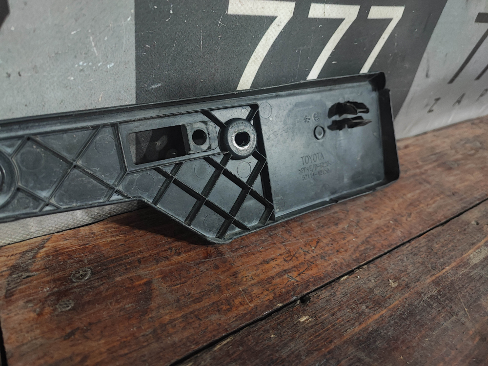 Площадка гос. номера Toyota RAV4 V (XA50) 18-нв Б/У Оригинал 5211442150