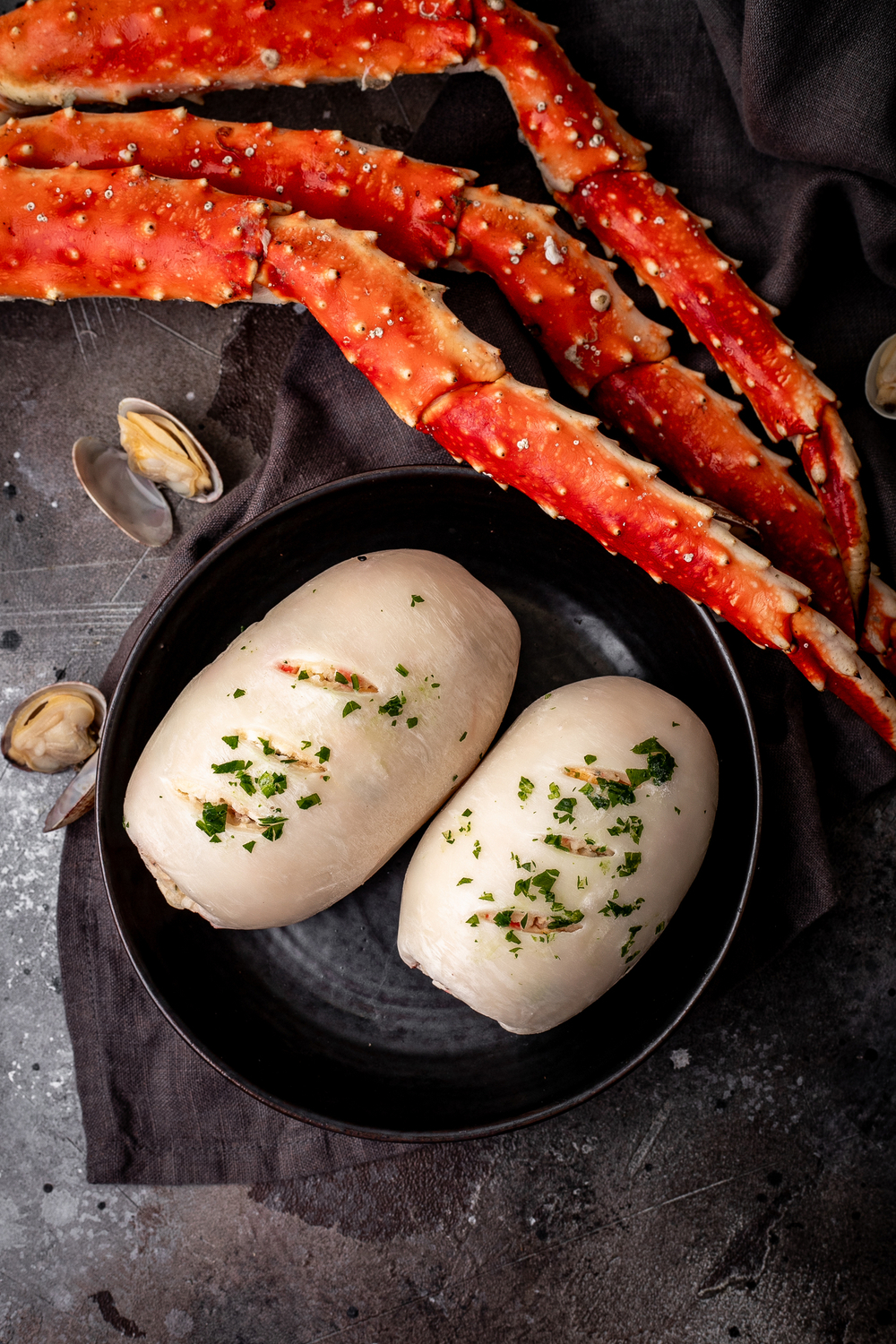 Кальмар фаршированный по домашнему , с рисом , кальмаром , имитацией краба , сливочным сыром , сыром чеддер , яйцом .