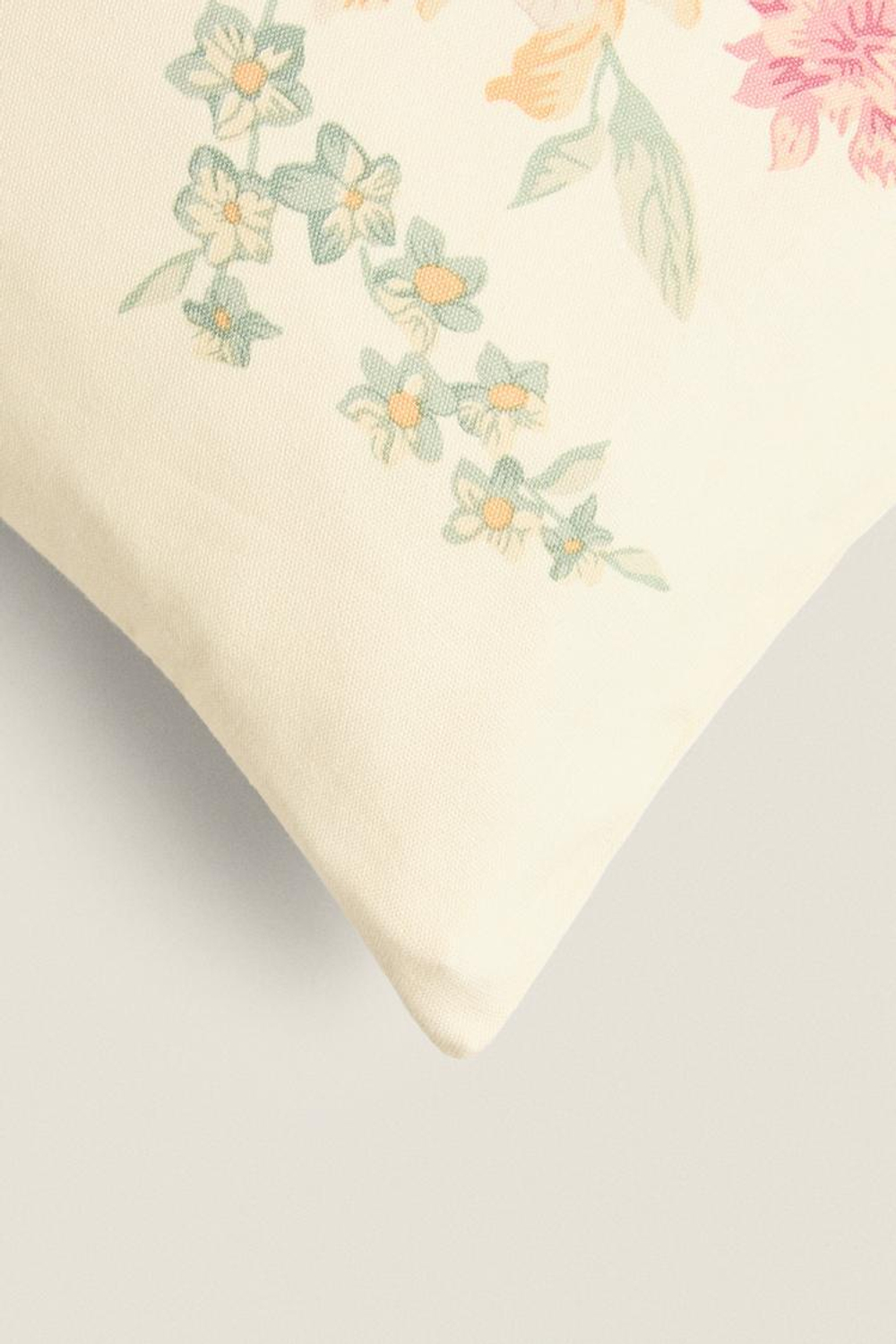 ZARA HOME ЧЕХОЛ ДЛЯ ДЕКОРАТИВНОЙ ПОДУШКИ С ЦВЕТОЧНЫМ УЗОРОМ, ЭКРЮ