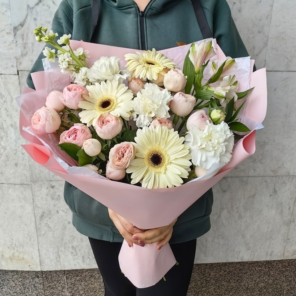 Авторский букет с белыми герберами