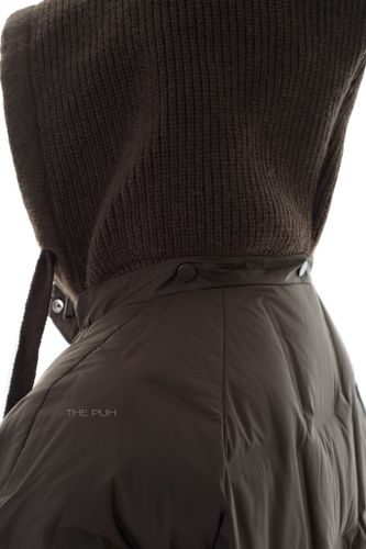 Тонкий пуховик с вязаным капюшоном в цвете шоколад