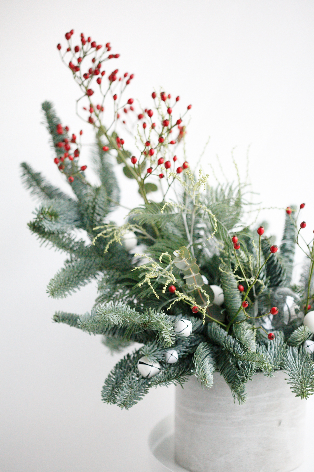 Новогодняя композиция в бетонном кашпо № 2