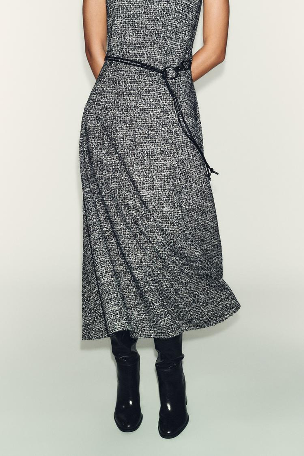 ZARA ФАКТУРНОЕ ПЛАТЬЕ С ПОЯСОМ, ЧЕРНЫЙ/БЕЛЫЙ