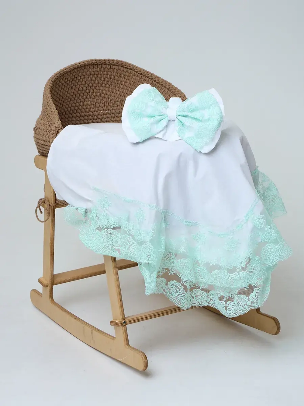 Кружевной уголок и бант на выписку