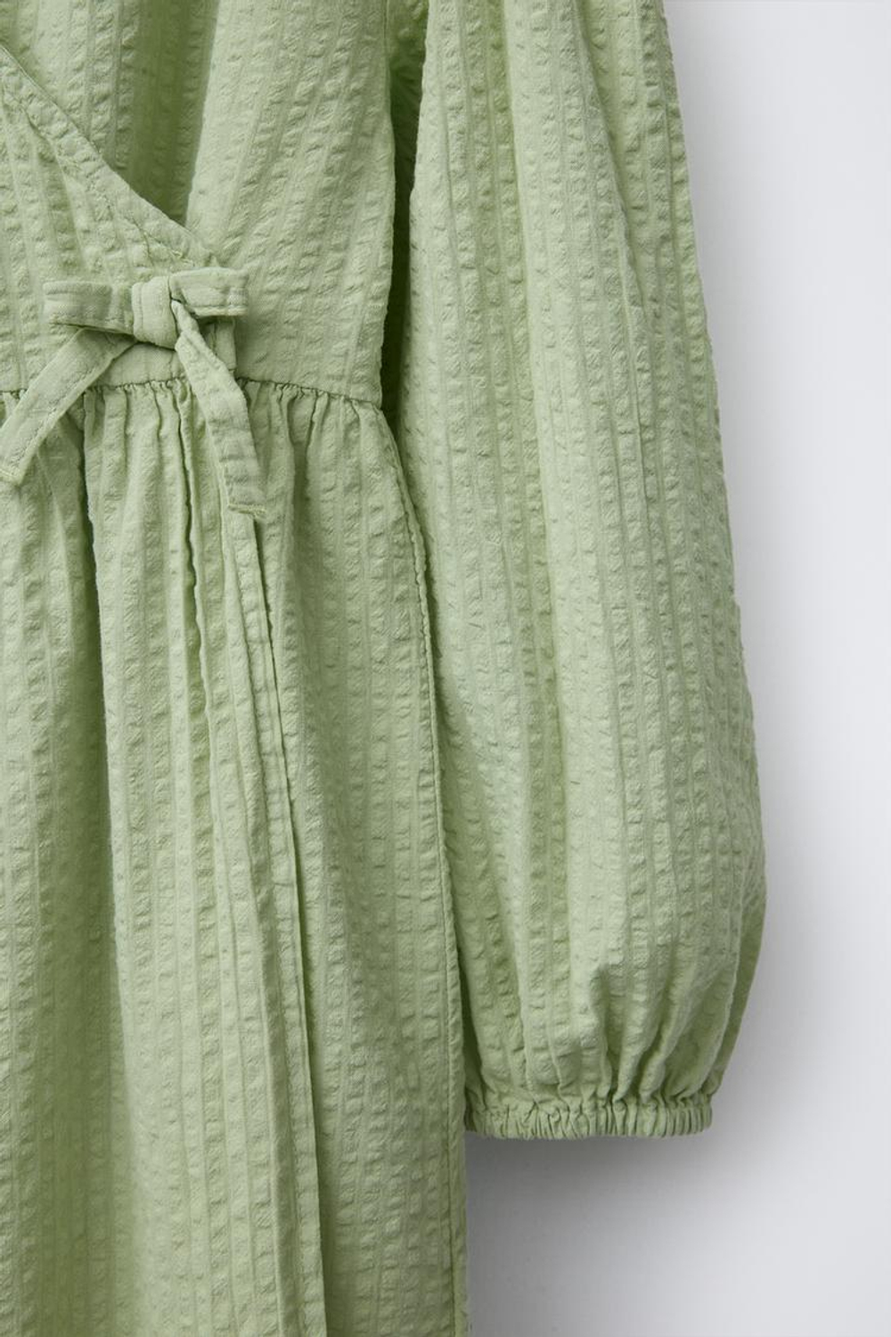 ZARA ПЛАТЬЕ ИЗ РЕЛЬЕФНОЙ ТКАНИ С КРУГЛЫМ ВОРОТНИКОМ, СВЕТЛО-ЗЕЛЕНЫЙ