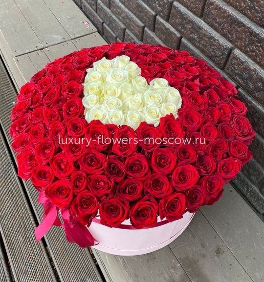 101 роза с белым сердцем в коробке