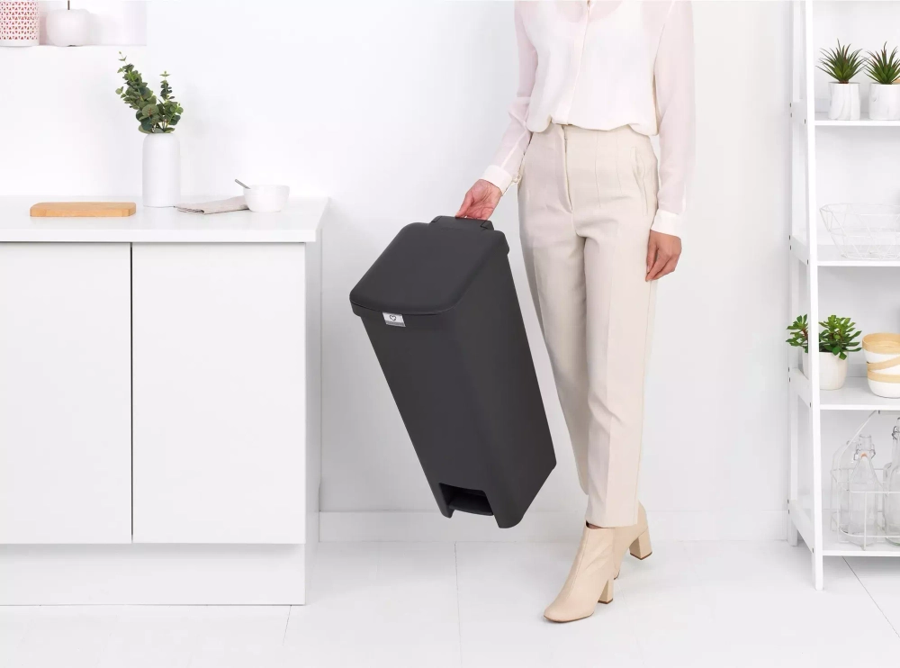 Brabantia - Контейнер для мусора StepUp 40л Темно-серый / артикул   800023  / GTIN 8710755800023