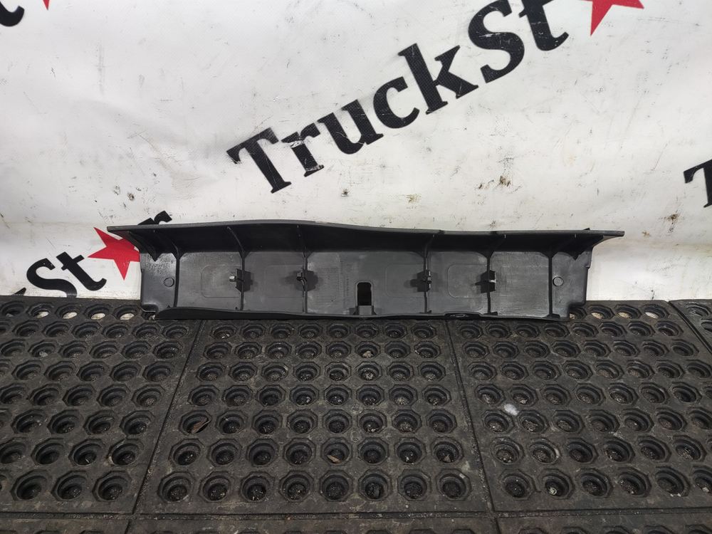 Накладка вещевого ящика левого