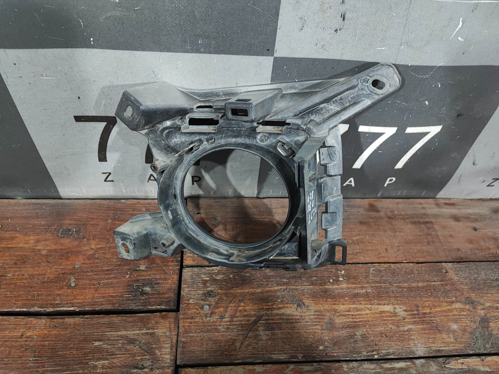 Накладка ПТФ левая Toyota Land Cruiser 200 12-15 Б/У Оригинал 5204060070