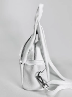 Женская сумка-рюкзак из натуральной кожи белого цвета